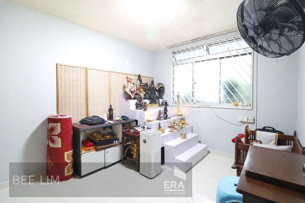 Simple Renovated High Floor Unit. Cheap. Convenient. Opp Maha Bodhi