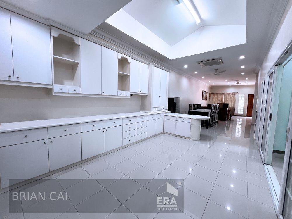 Rare Freehold Semi-d for Sale!