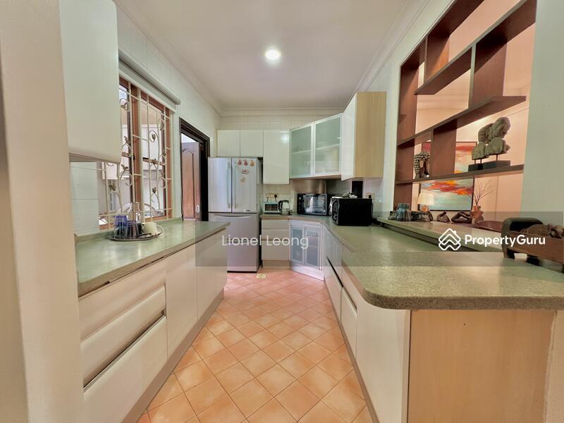 Corner Terrace enjoy quiet yet very convenient location at the heart of Serangoon garden