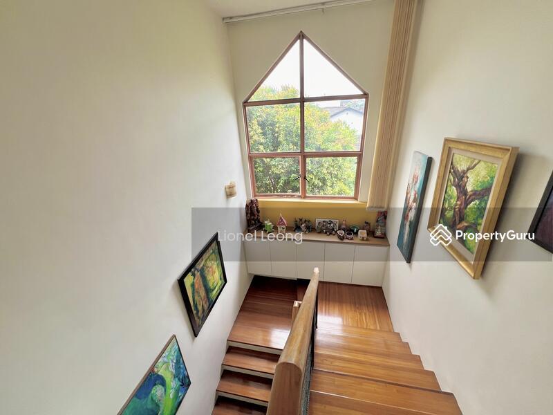 Corner Terrace enjoy quiet yet very convenient location at the heart of Serangoon garden