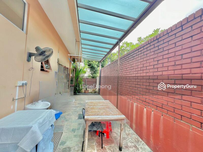 Corner Terrace enjoy quiet yet very convenient location at the heart of Serangoon garden