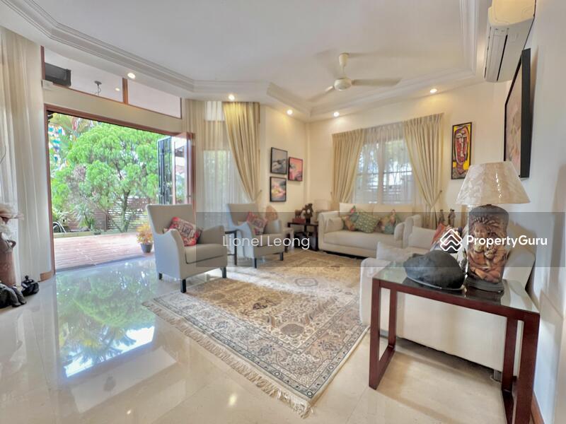 Corner Terrace enjoy quiet yet very convenient location at the heart of Serangoon garden