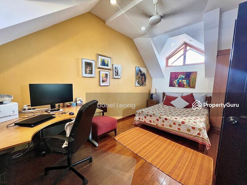 Corner Terrace enjoy quiet yet very convenient location at the heart of Serangoon garden