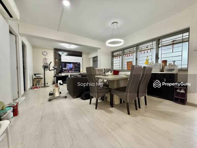 Prop-GPT: HDB Flat: D18 Pasir Ris 725 Pasir Ris Street 72