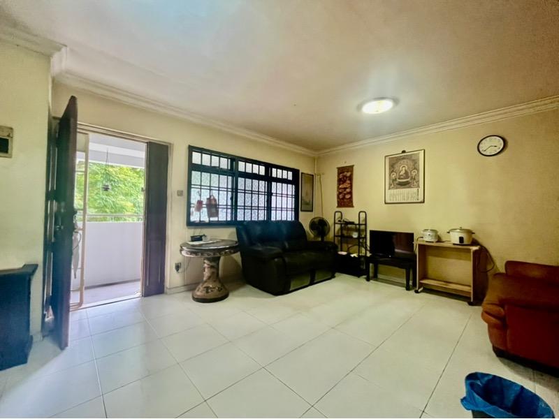 Prop-GPT: HDB Apartment: D19 Sengkang 184C Rivervale Crescent