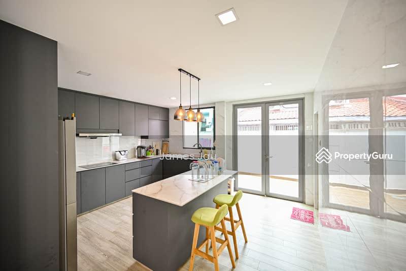 Open house!Best buy in market! Keris! 3.5 storey semi d with 9 huge rooms! Bring your luggage!