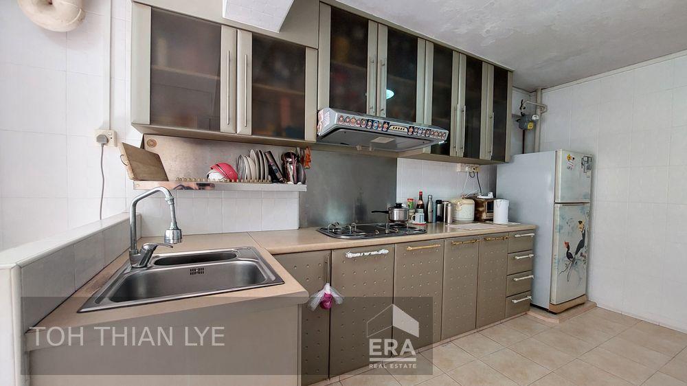 Rare and Affordable 4room Hdb Near Mrt Station and Ghim Moh Market.