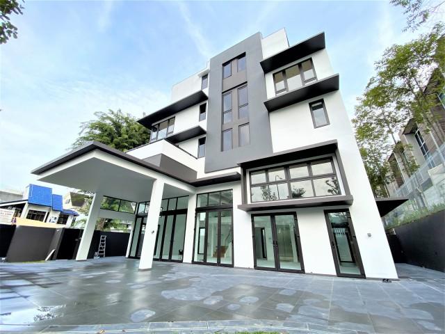 Prop-GPT: Detached: D19  Charlton Park