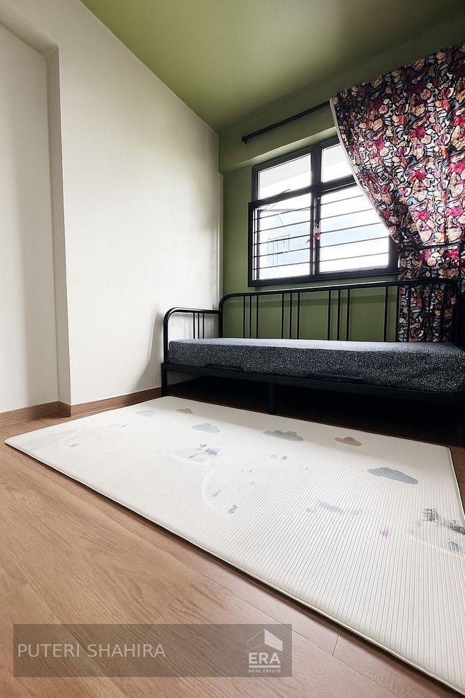 Move-in Condition, No Built-ins, Greenery View!