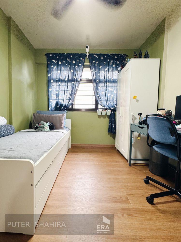 Move-in Condition, No Built-ins, Greenery View!