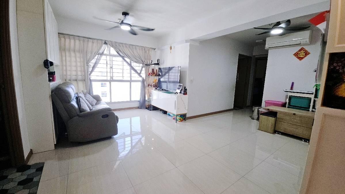 Prop-GPT: HDB Apartment: D19 Punggol 408C Northshore Drive