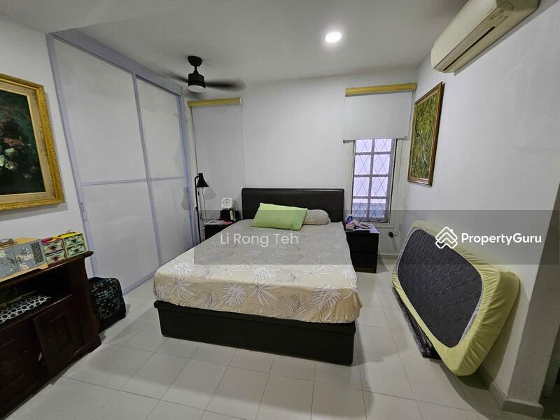  DEALMAKERS  D15 | RARE DETACHED WIDE 18 METER FRONTAGE IN SIGLAP! REGULAR SQUARISH PLOT