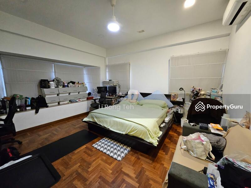  DEALMAKERS  D15 | RARE DETACHED WIDE 18 METER FRONTAGE IN SIGLAP! REGULAR SQUARISH PLOT