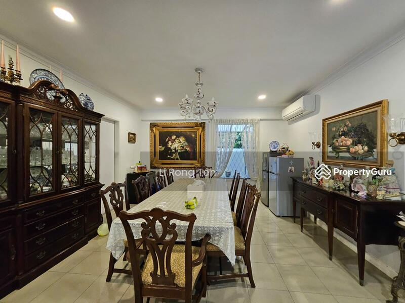  DEALMAKERS  D15 | RARE DETACHED WIDE 18 METER FRONTAGE IN SIGLAP! REGULAR SQUARISH PLOT