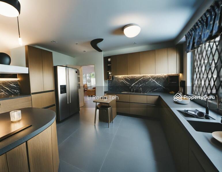  DEALMAKERS  D15 | RARE DETACHED WIDE 18 METER FRONTAGE IN SIGLAP! REGULAR SQUARISH PLOT