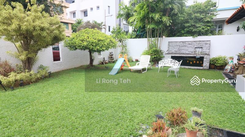  DEALMAKERS  D15 | RARE DETACHED WIDE 18 METER FRONTAGE IN SIGLAP! REGULAR SQUARISH PLOT
