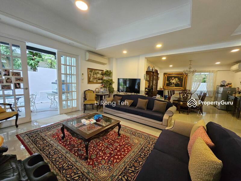  DEALMAKERS  D15 | RARE DETACHED WIDE 18 METER FRONTAGE IN SIGLAP! REGULAR SQUARISH PLOT