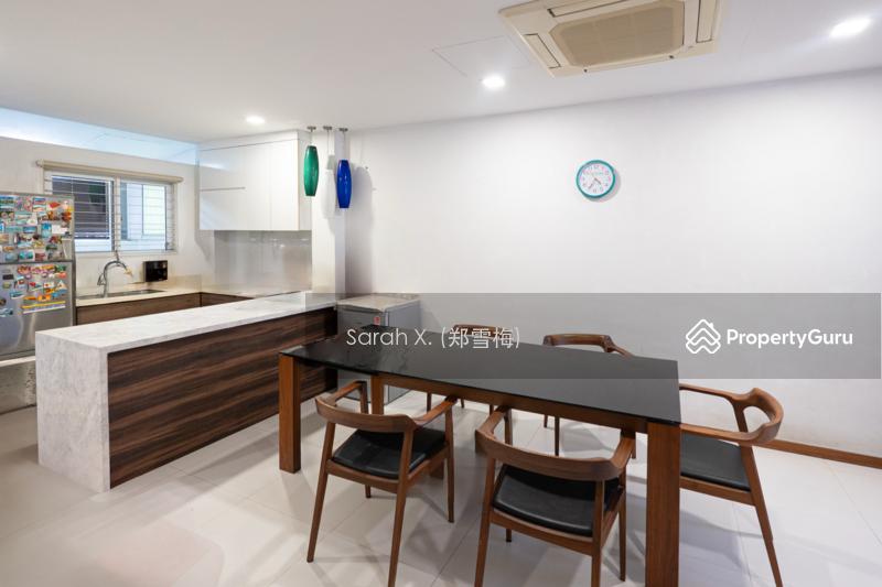 Delightful Daisy Avenue Terrace with Balcony