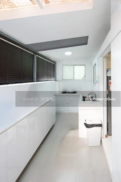 Delightful Daisy Avenue Terrace with Balcony