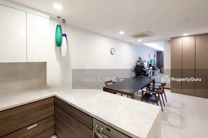 Delightful Daisy Avenue Terrace with Balcony