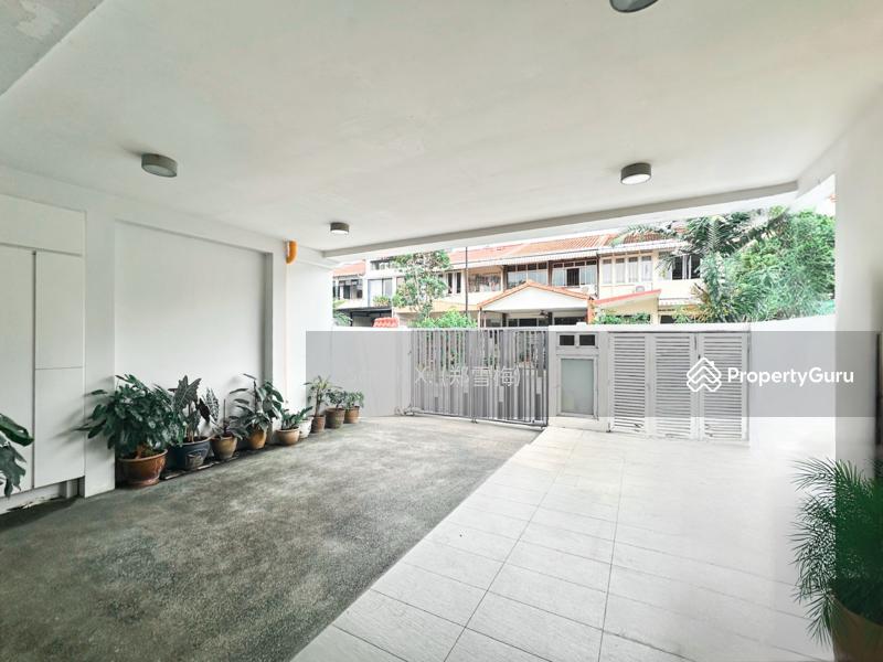 Delightful Daisy Avenue Terrace with Balcony