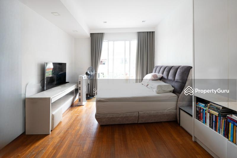 Delightful Daisy Avenue Terrace with Balcony