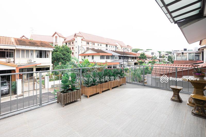 Delightful Daisy Avenue Terrace with Balcony