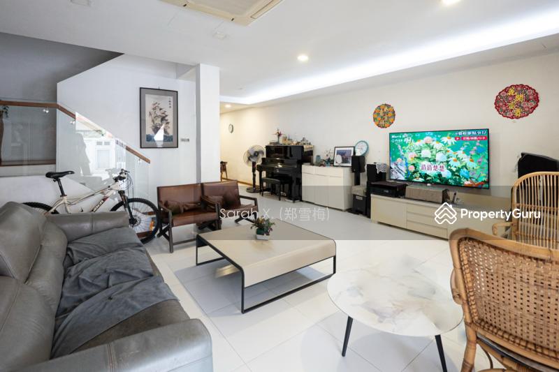 Delightful Daisy Avenue Terrace with Balcony