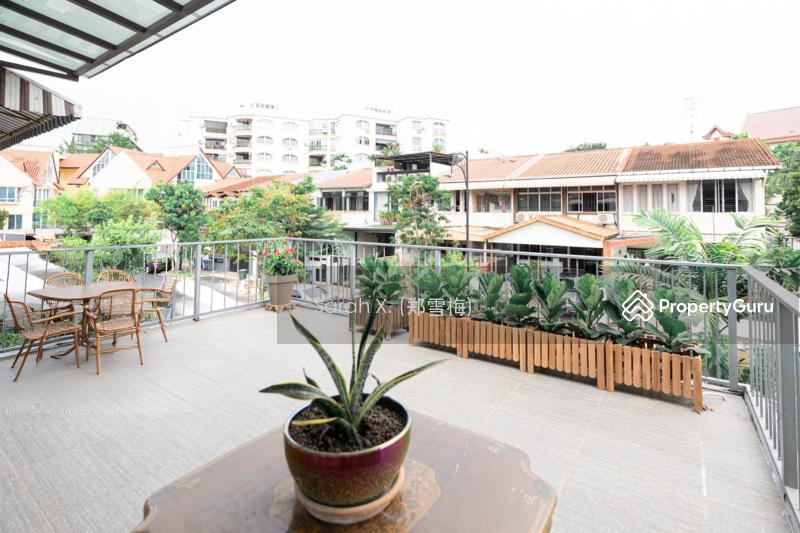 Delightful Daisy Avenue Terrace with Balcony