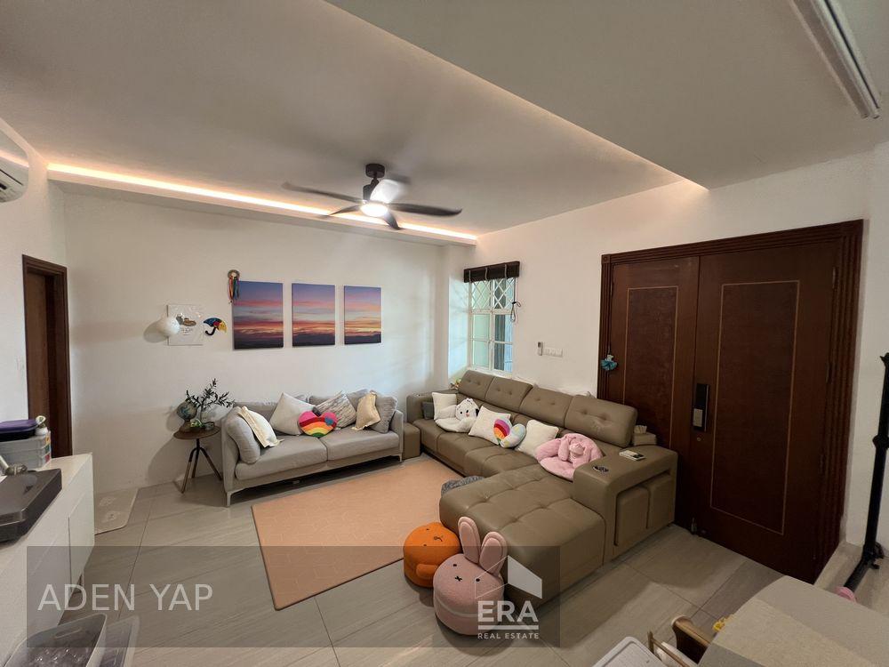 Beautifully Renovated Terrace With Unblock Greenery View