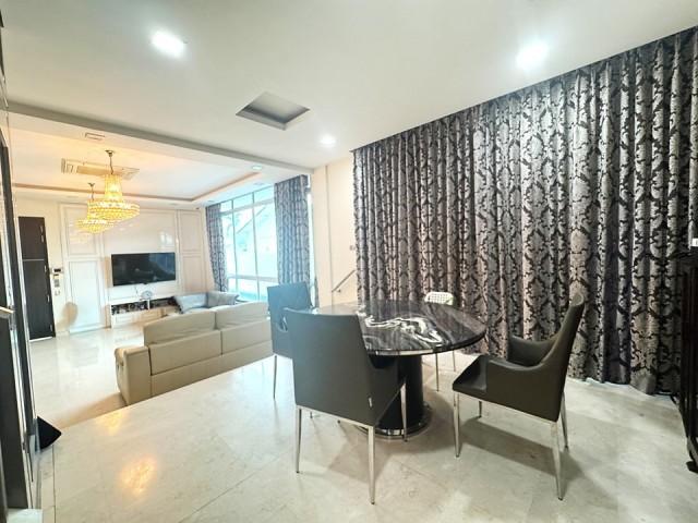 Prop-GPT: Semi-Detached: D19  Value buy Renovated 2.5-Storey Semi-D with Lift, Pool and park 3 cars