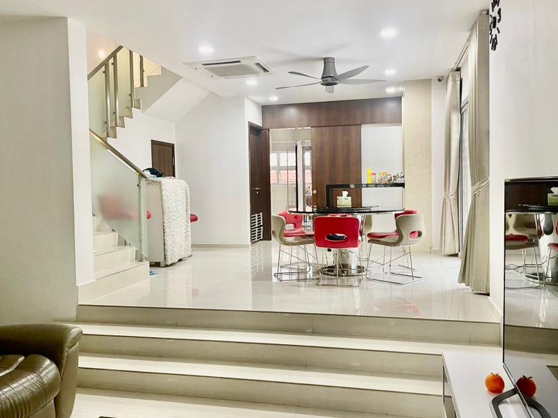 Prop-GPT: Corner Terrace: D22 Boon Lay The Woods