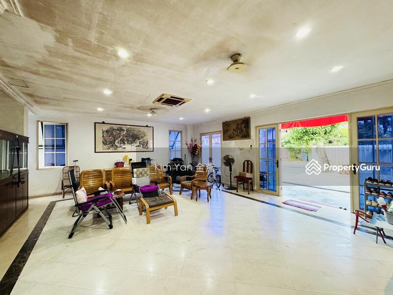 Prop-GPT: Bungalow: D19  Lowest quantum to buy a Classical detached house with 6 big bedrooms all ensuite