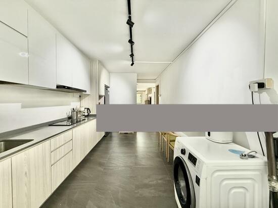 Prop-GPT: HDB Apartment: D19 Serangoon 215 Serangoon Avenue 4