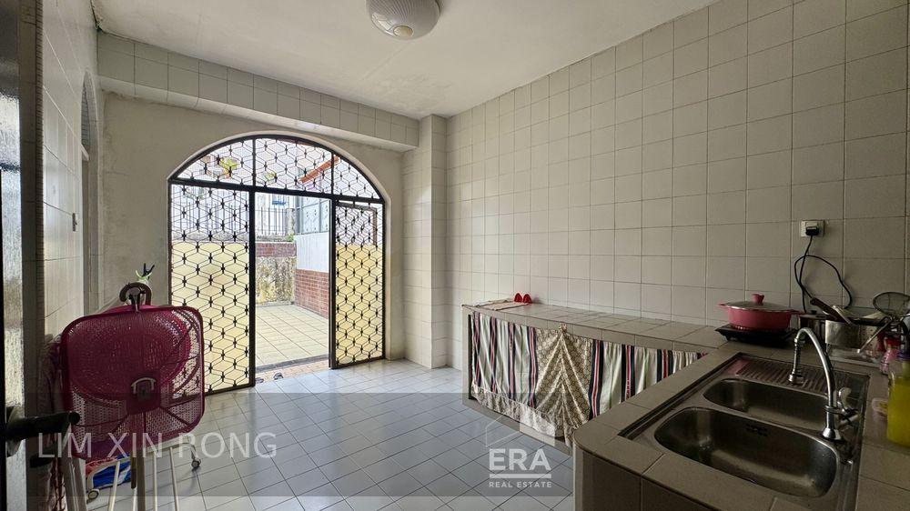 Rare Freehold 6 Beds Semi-detached House in Serangoon