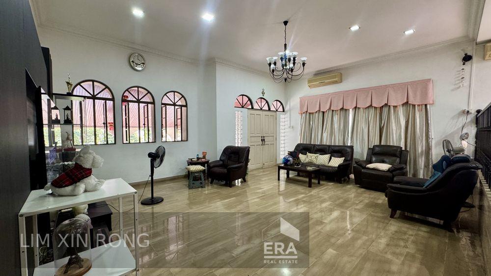 Rare Freehold 6 Beds Semi-detached House in Serangoon