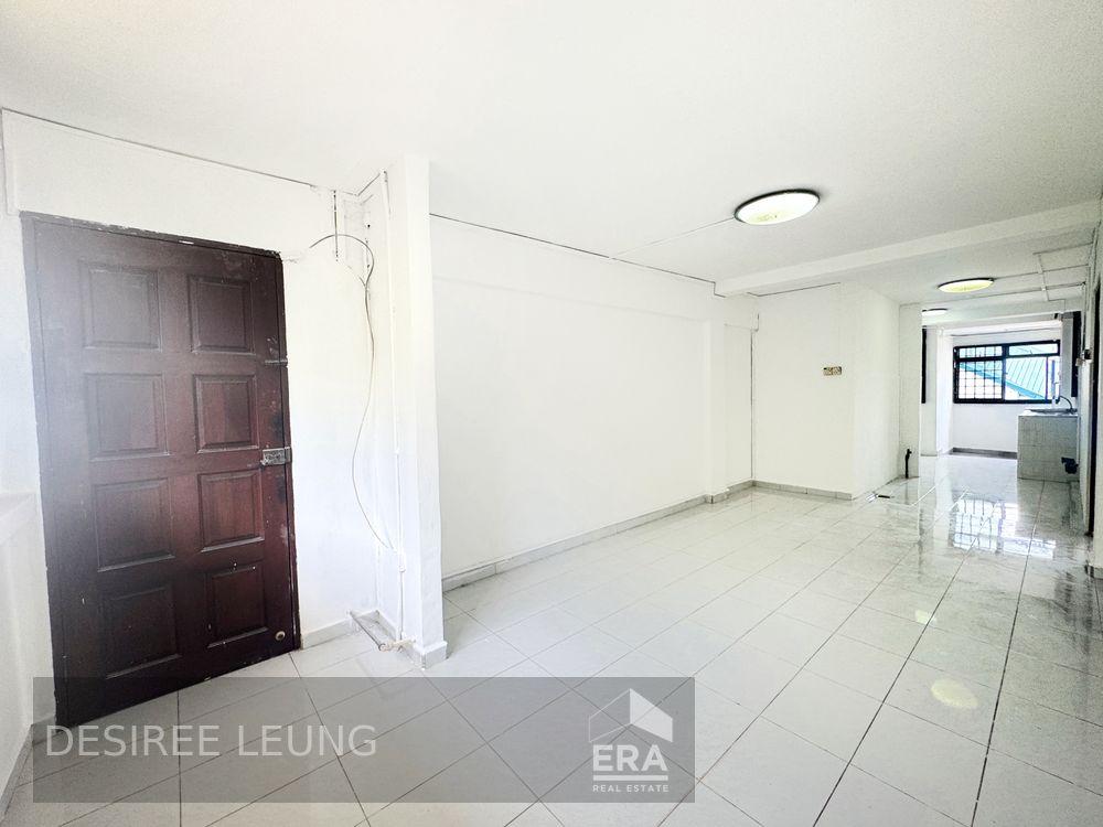Prop-GPT: HDB - 2 room: D03 Commonwealth Commonwealth Crescent, Commonwealth, Singapore, D03, 140100: Sgd 450,000