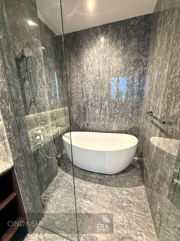 High Ceiling Penthouse With Waterfront View!