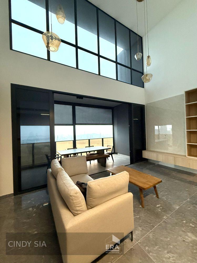 High Ceiling Penthouse With Waterfront View!