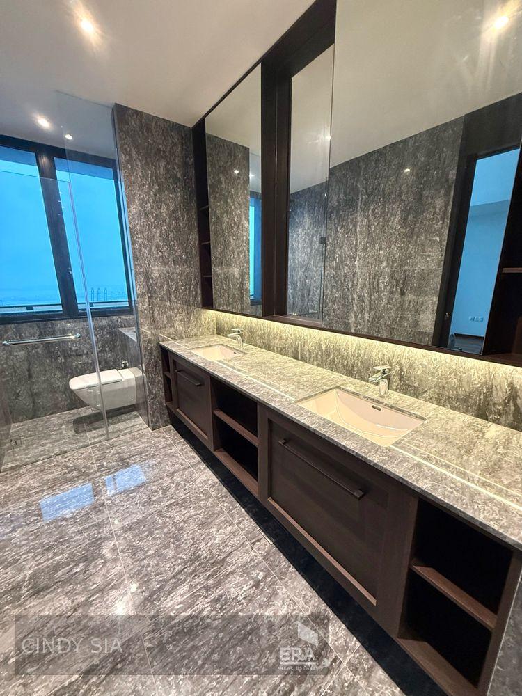 High Ceiling Penthouse With Waterfront View!