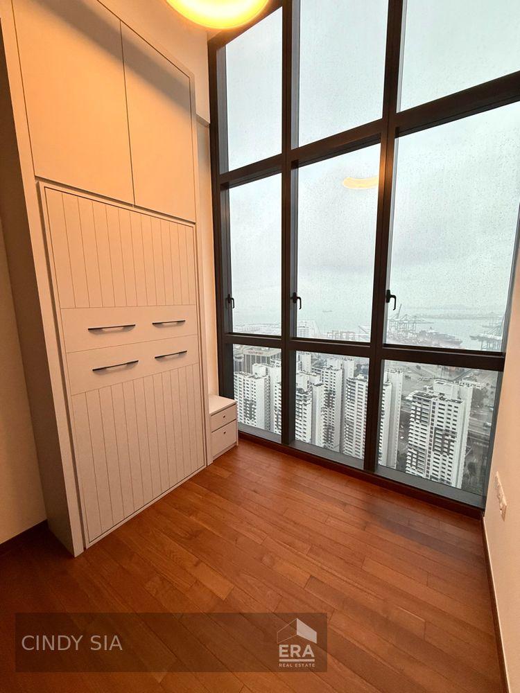 High Ceiling Penthouse With Waterfront View!