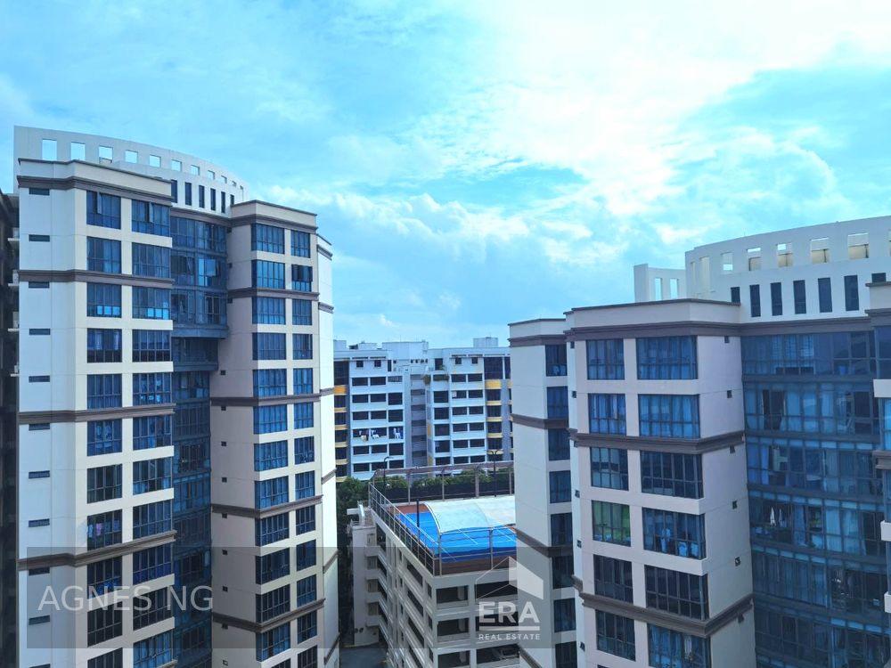 For High Floor Pool View Lovers! Very Well Maintained & High Ceiling!