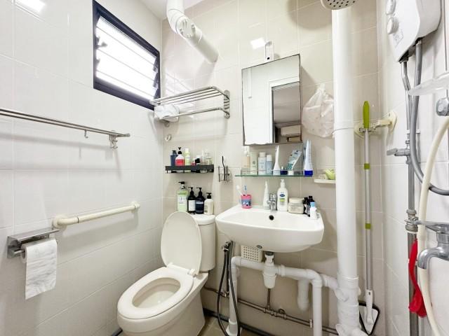 412 Bedok North Avenue 2 HDB Apartment For Sale, $438,000, 2 Bed 2 Bath 721 sqft $607.00 psf