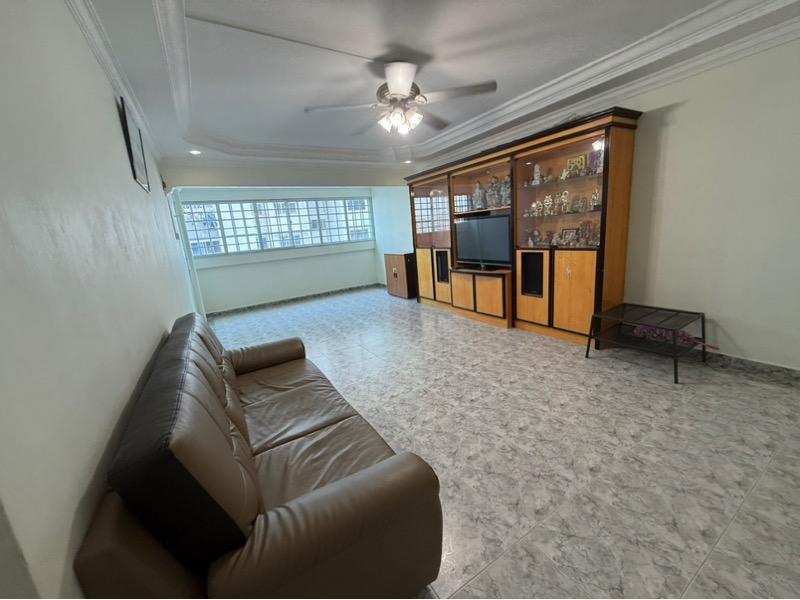 Prop-GPT: HDB Apartment: D27 Yishun 606 Yishun Street 61