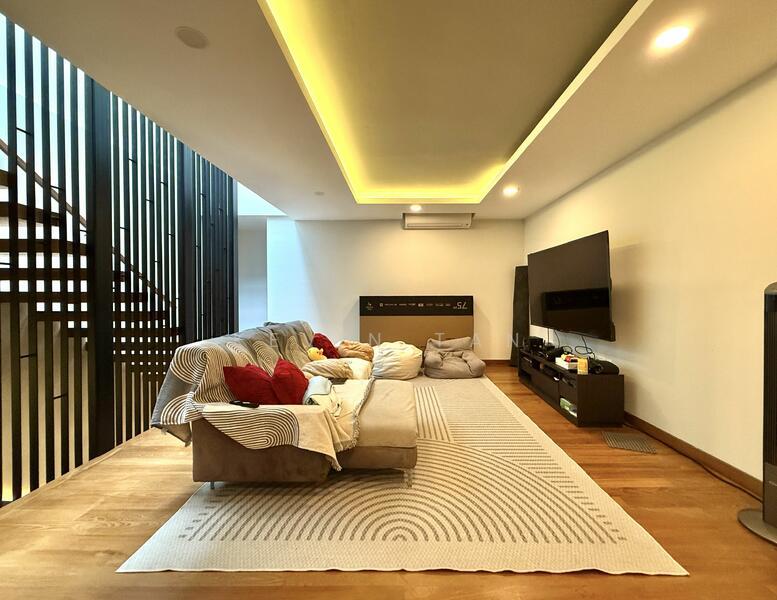 Prop-GPT: Terrace: D20 Upper Thomson Road LANDED7772@ D20 Better than Brand New Terrace with Lift!