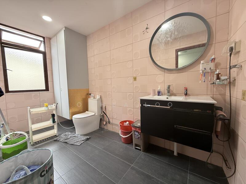 LANDED7772@ 3 sty well maintained Interterrace