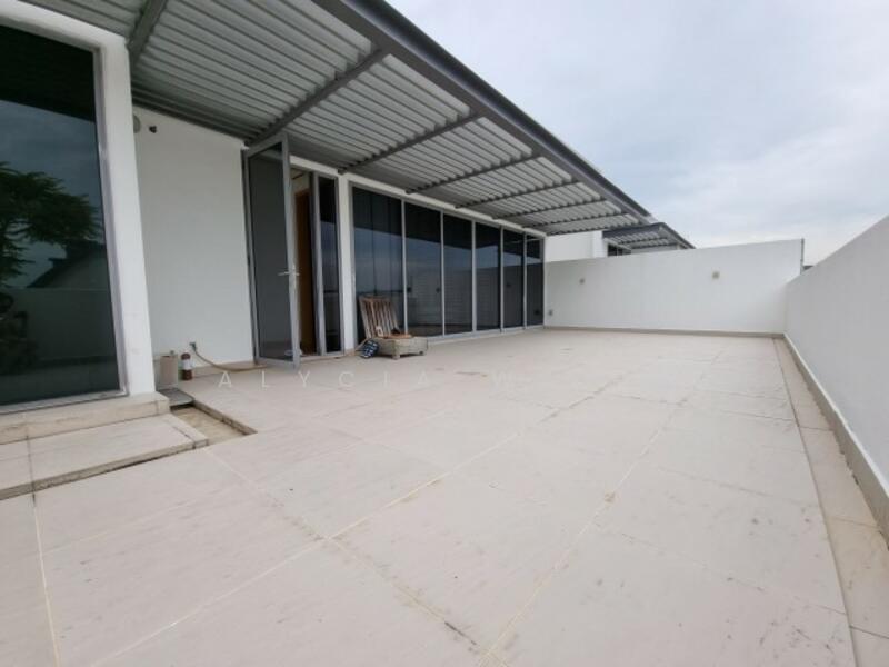 Elliot at the East Coast