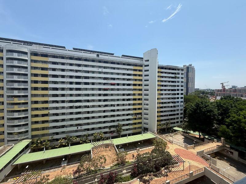 Prop-GPT: HDB Flat: D10 Holland 1 Ghim Moh Road