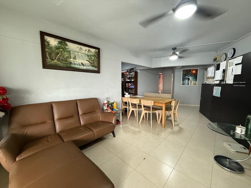 Prop-GPT: HDB Apartment: D19 Hougang 306 Hougang Avenue 5