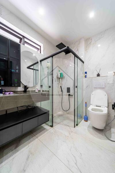 Fully Renovated Corner Terrace Near to Sembawang Road